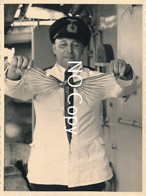 Foto WK2 Panzerschiff Deutschland Offizier mit Fliegenschiff    X126