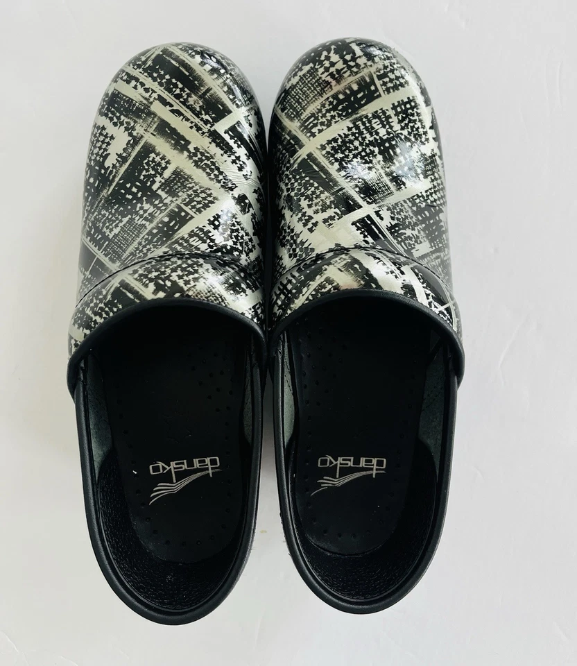 DANSKO Mulas Artísticas Blanco y Negro con Suela Gruesa Talla 36 (5.5) Foto 3 de 4