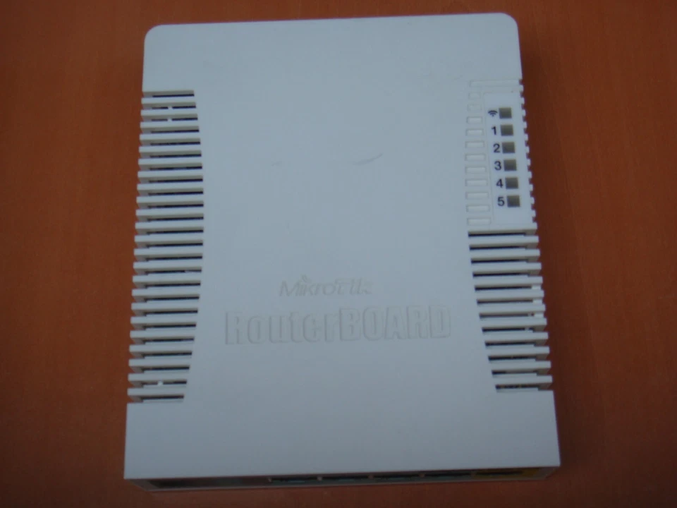 MikroTik Wireless Router RB951Ui-2HnD - Image 3 of 4