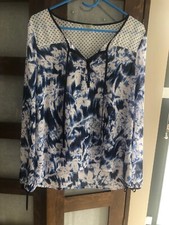 Image of 'GUESS'  WOMENS  BLOUSE  -  UK SIZE :  MEDIUM -  WHITE / BLUE   -  BNW -  FLORAL