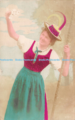 R240296 Frau mit Hut und Blumen und in der Hand Postkarte 1909