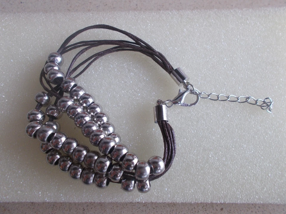 PULSERA DE CUATRO VUELTAS EN CORDÓN MARRÓN Y CUENTAS PLATEADAS (NUEVA). - Imagen 2 de 2