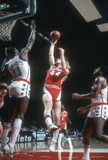 Al Eberhard Detroit Pistons shoots over Elvin Hayes Washington Bul- Old Photo