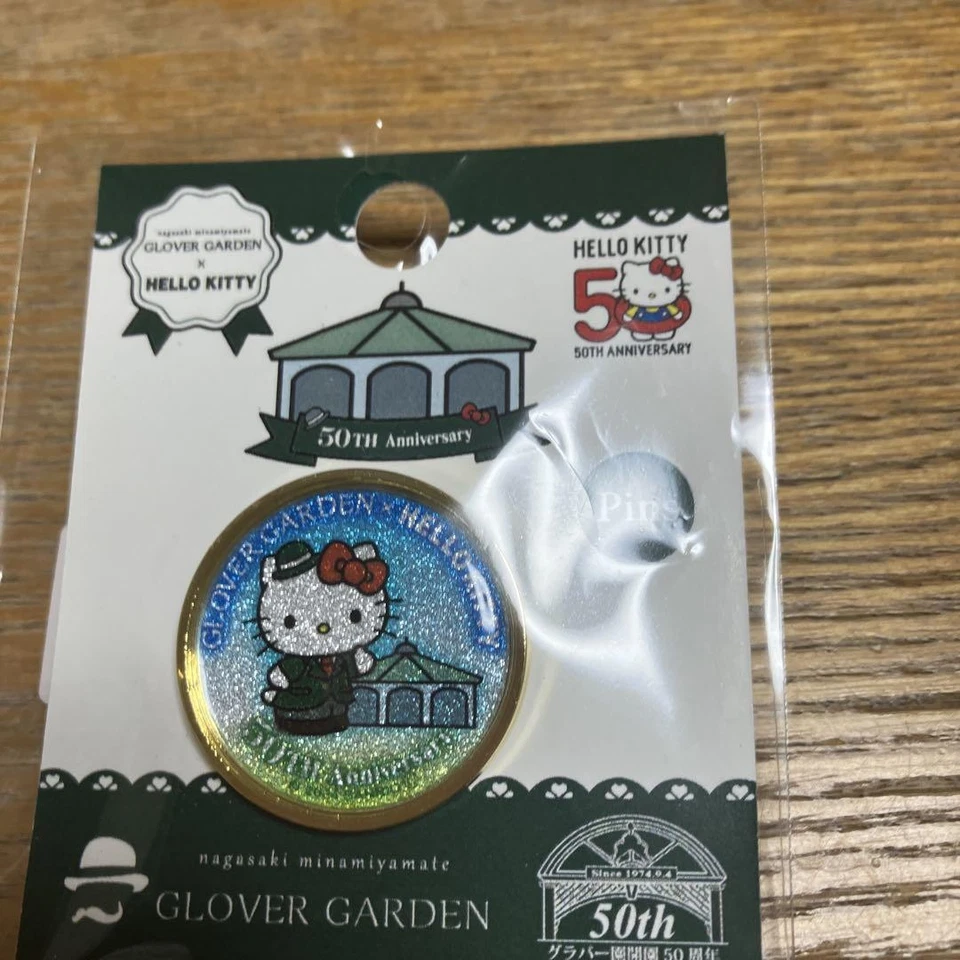 Hello Kitty 50th Anniversary Nagasaki Glover Garden Limited Pin Badge - Bild 2 von 3