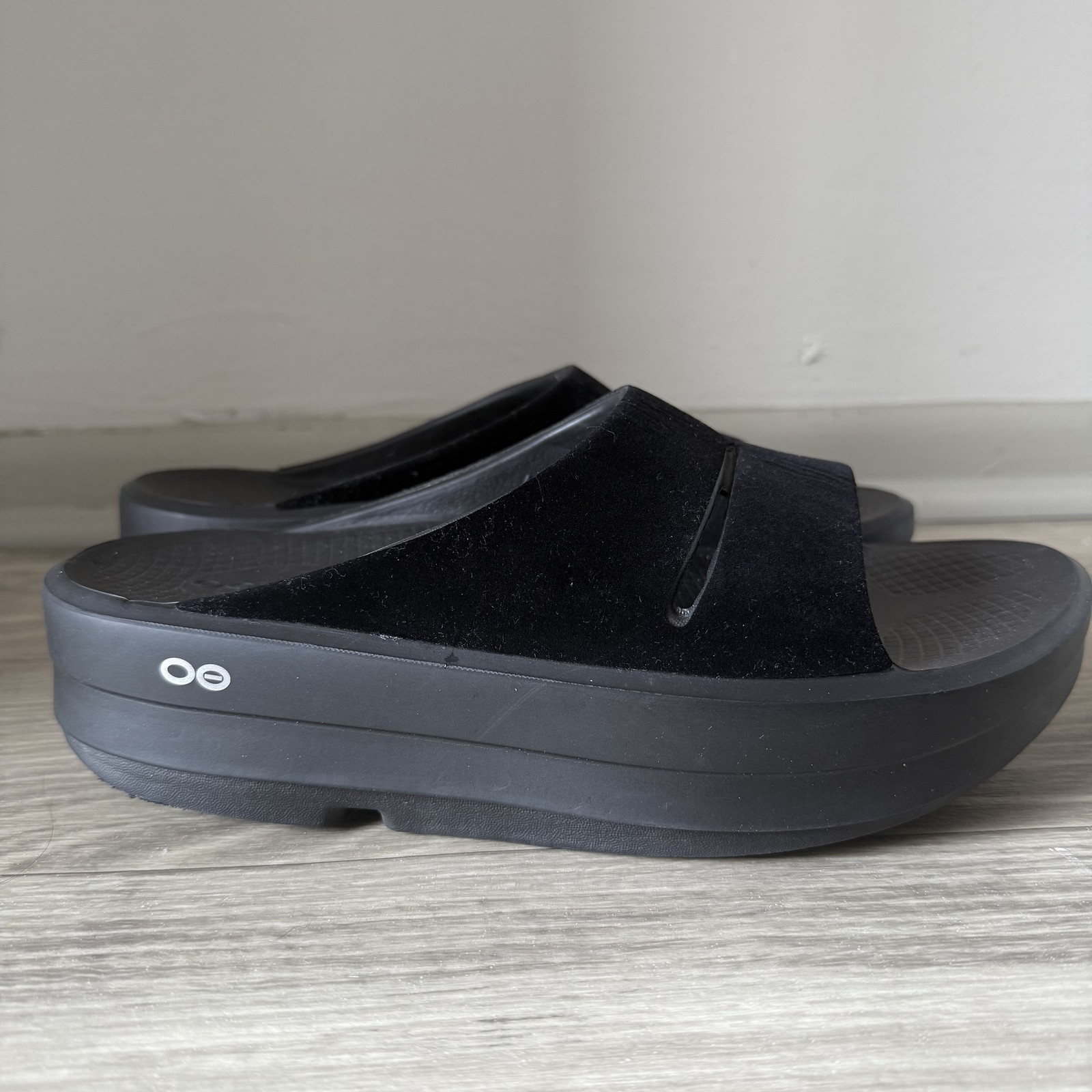 OOFOS OOmega OOahh Ltd Black Posh Womens Size 10 US