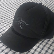 Arc'teryx Bird Curved Brim Trucker Hat Performance Black authentic Cap