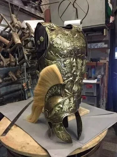 Armadura de pecho romana medieval de latón calibre 18 recreación coraza con casco romano Foto 2 de 4