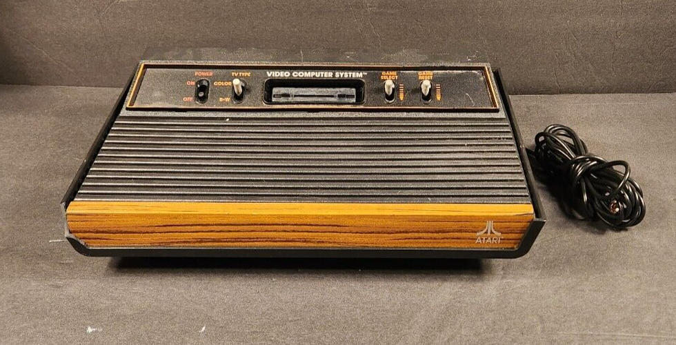 VINTAGE ATARI 2600 WOOD GRAIN 4 SWITCH CONSOLE TESTED DAMAGED