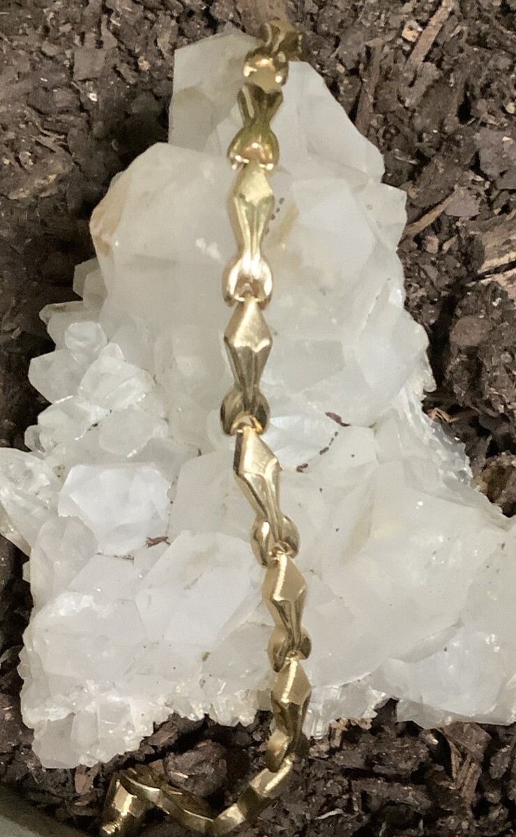 14k solid yellow gold bracelet 7”.  7 Grs