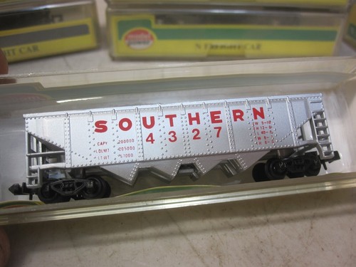 Model Power No. 3221 Southern 4327 Hopper N Scale Collector's Car - Picture 2 of 3