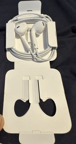 Apple earbuds, brand new, corded, ear pods - Picture 4 of 4