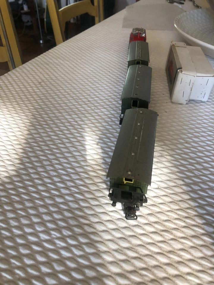 Locotracteur Marklin très . 3 rails, puissantes  avec trois wagons HO - Photo 3/4