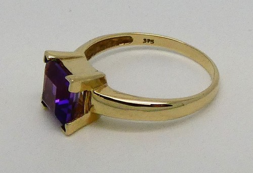 SOLID 9CT YELLOW GOLD SOLITAIRE AMETHYST DRESS RING - SIZE Q - Picture 12 of 16