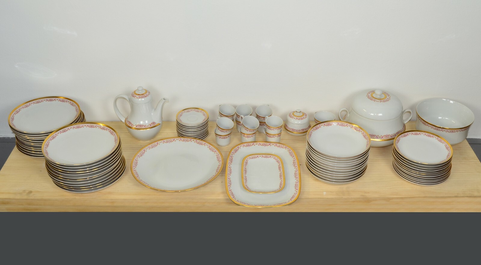 Vajilla de porcelana decorada con borde de oro