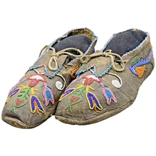 Eastern Sioux Missouri River Pair of Moccasins Tanned Hide Spot Stitched Seed