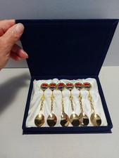 Coffret MEMORY OF VISIT 6 cuillères à thé métal doré bleu rouge, brillant