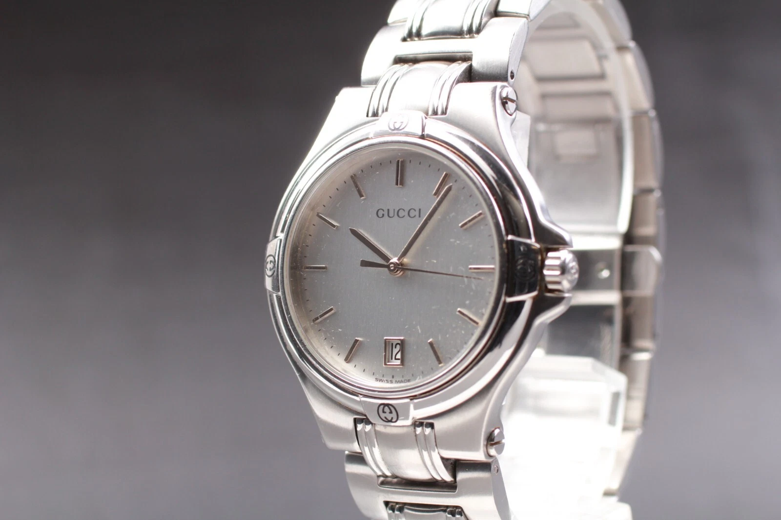Montre pour homme GUCCI 9040M cadran argenté fabrication suisse date à quartz avec R 30M du JAPON A042