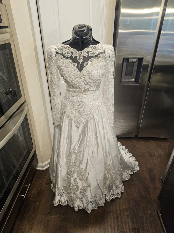 Vestido de novia vintage de encaje con cuentas de lentejuelas transparente manga larga Enzio 8 Foto 4 de 4