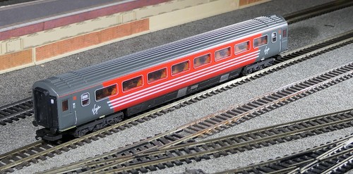 Lima 305432 Mk 3 HST 2. Klasse Reisezugwagen in Virgin Trains roter Lackierung, top, Box | Condition: Used