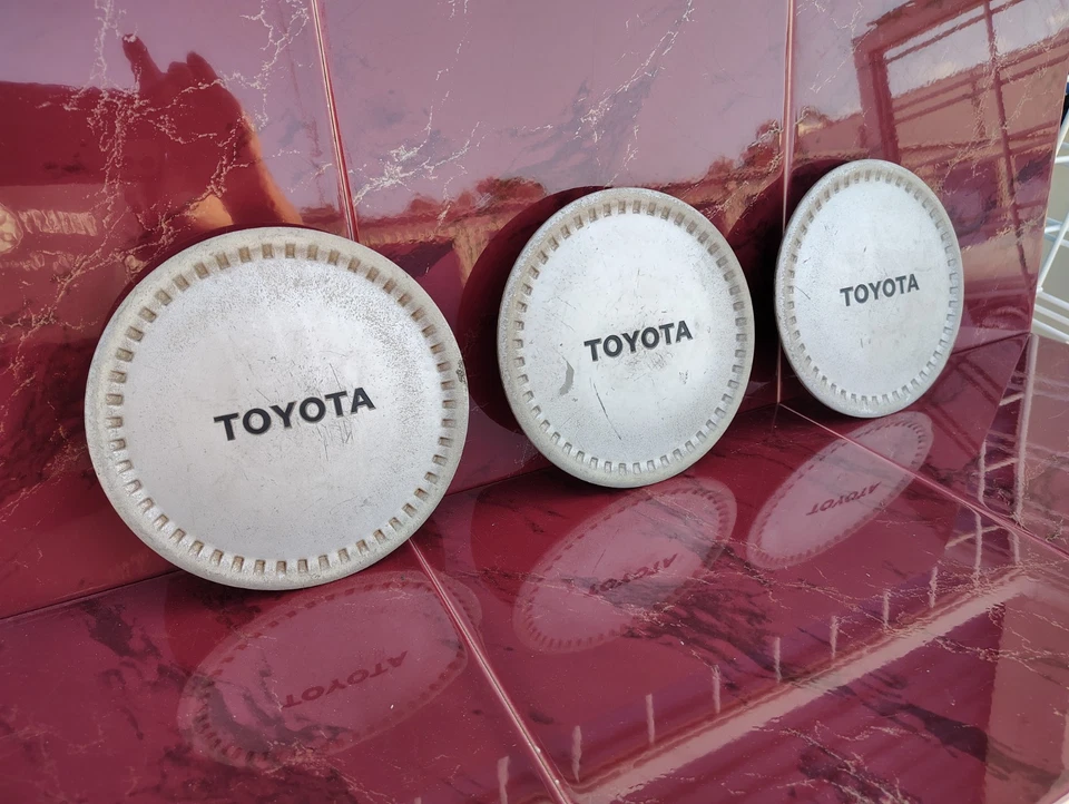 Juego de (3) tapas centrales de rueda Toyota Corolla 1986-1988 OEM # 69168 Foto 3 de 4