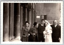 Vtg B&W Snapshot Wedding Party Bride Groom Family Pillars Deckle Edge 1950s