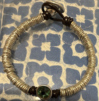 Uno de 50 Silver Tone Metal Bangle Bracelet Hook Closure Round Green Stone Bezel
