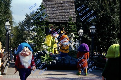 1990 35mm slide Disney World Parade Snow White Dwarfs Float #1504