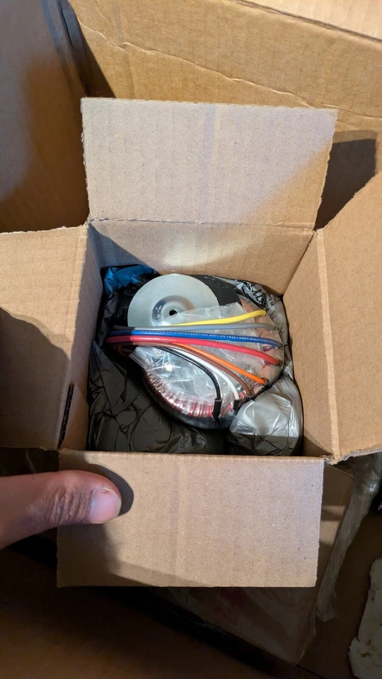 Transformador de potência Hammond 1182Q6 | 6 V-0-6 V @ 6 A (80 VA) 115 / 230 V | Novo - Imagem 2 de 4