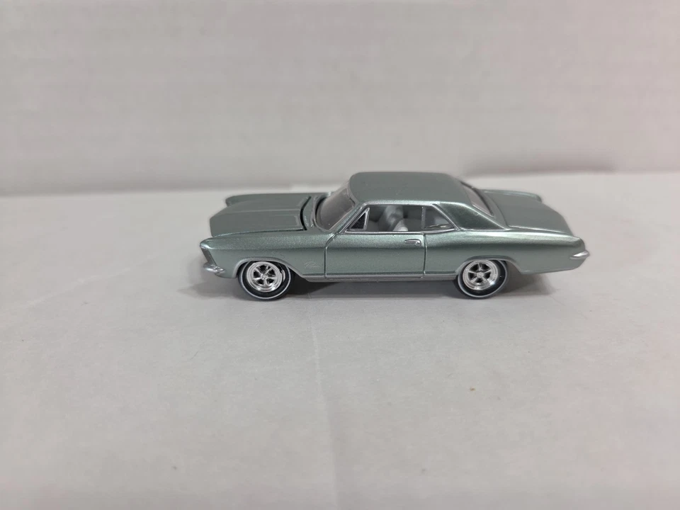 Buick Riviera 1965⚡️Se abre el capó - neumáticos de goma - de Johnny Lightning  Foto 4 de 4