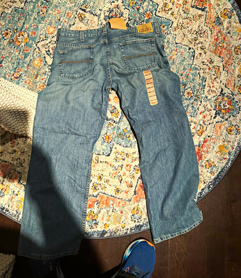 Perry Ellis America Men s Classic Fit Straight Leg Light Wash Jeans