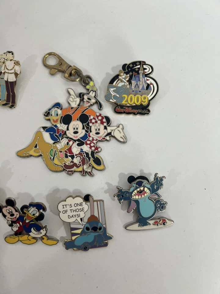 Lote De 9 Dijes De Colección Disney Prendedores Comerciales Y Llavero Bolso Mickey Stitch Foto 2 de 4