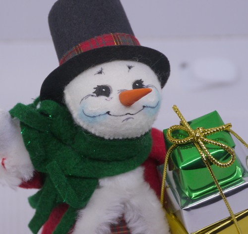 ANNALEE DOLL, CHRISTMAS SNOWMAN WITH PRESENTS, NEW WITH TAG - Picture 2 of 5