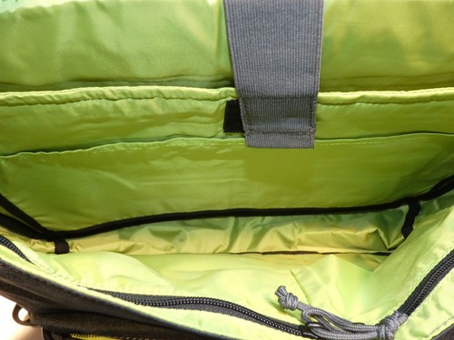 Bolso mensajero Kelty gris-negro de nailon con solapa superior, interior verde - Imagen 5 de 6