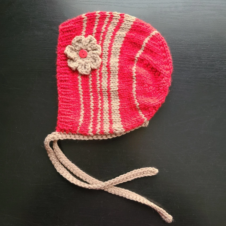 Elegante gorro tejido para bebé niña en rojo y beige - hecho a mano para cuties de 6-9 meses Foto 3 de 4