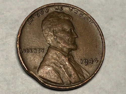 1944 Lincoln wheat cent. VF-XF. Small curved clipped planchet error. #g1