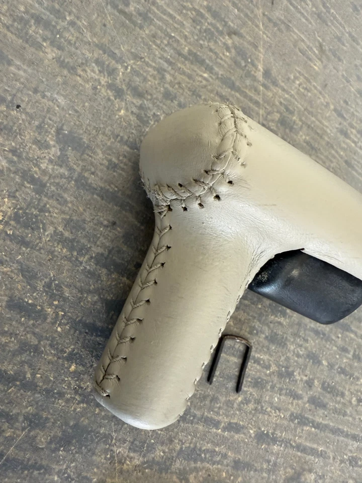 1992 - 1995 年凯迪拉克 Eldorado /Seville 原始设备制造商皮革换档刀彩色页岩 #954 — 第 3/4 张图片