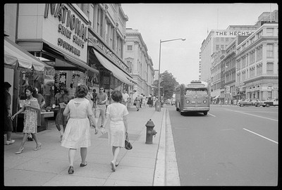 Photo:Pedestrians in a commerical district, Washington, D.C. / MST