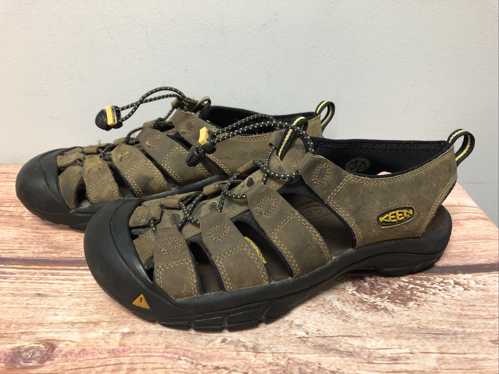 Keen Newport Fisherman sandali da trekking impermeabili in pelle marrone da uomo 9 5 (8C94)