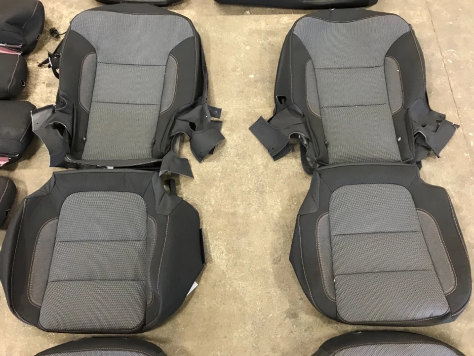 FUNDAS DE ASIENTO DE TELA NEGRAS ÉBANO ORIGINALES DE FÁBRICA OEM CHEVROLET TRAVERSE 2021 Foto 3 de 4