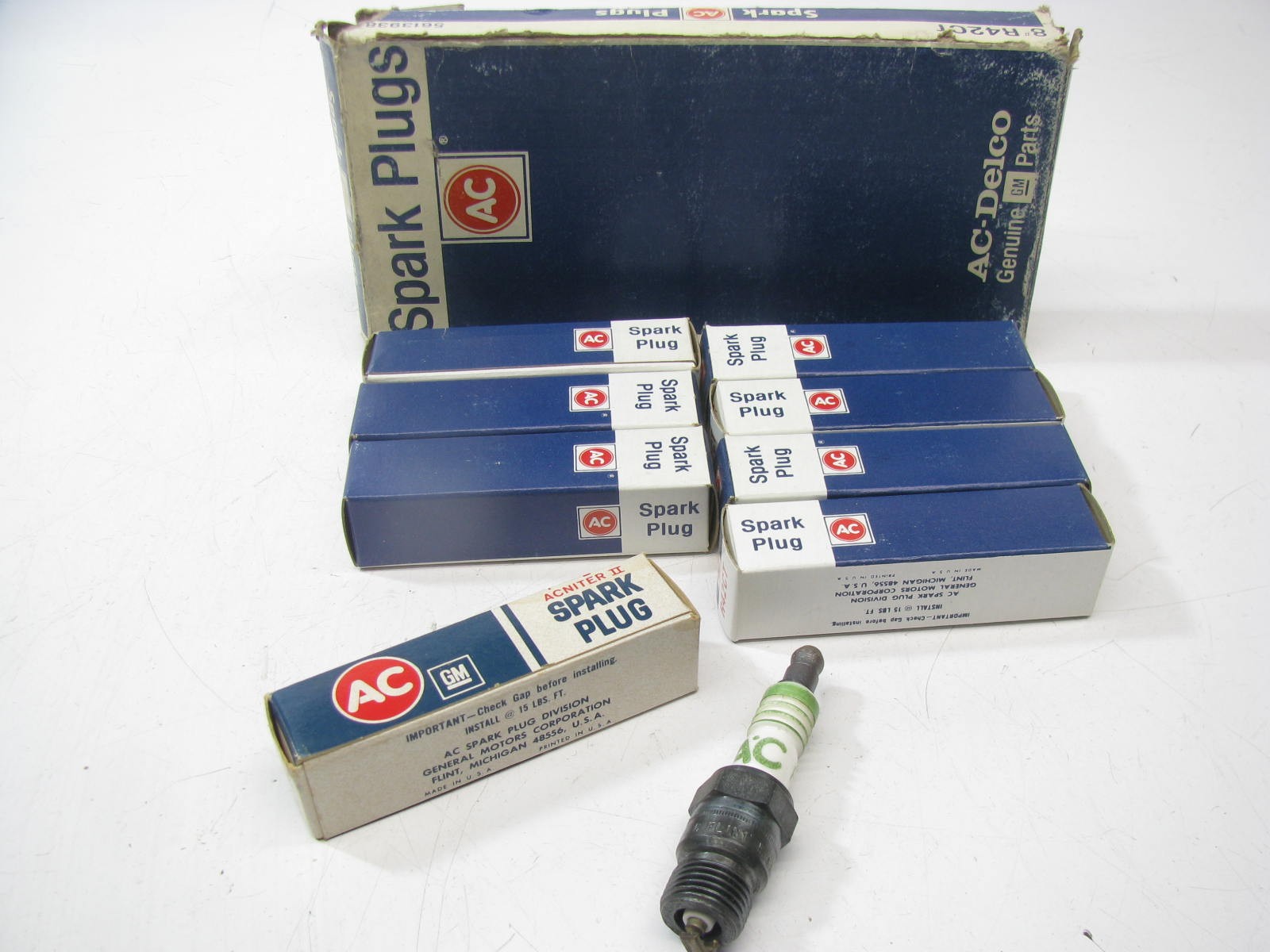 8 NEW - OEM GM R42CT AC Acniter Ignition Spark Plug Green Ring - 5613938