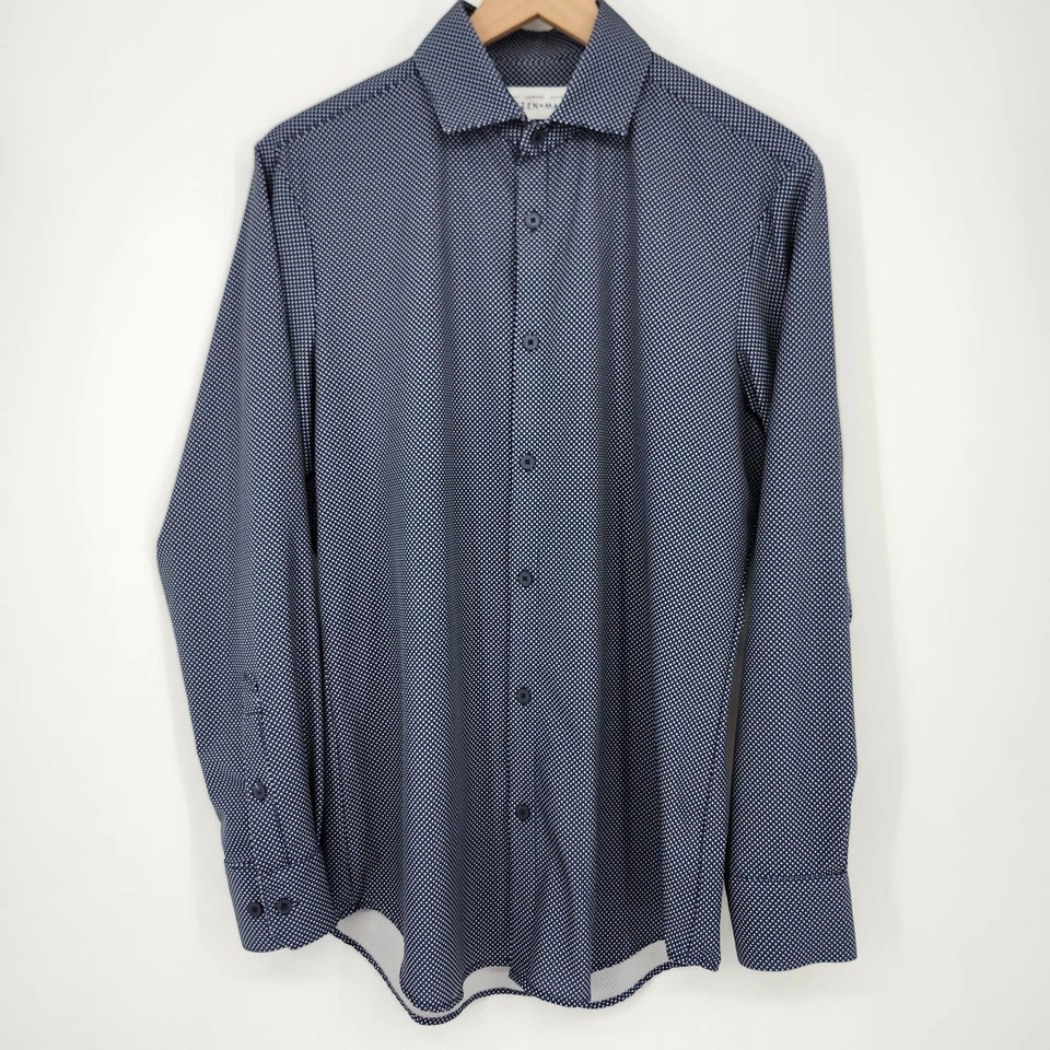 Camisa social masculina Mizzen+Main com acabamento de sotavento ajuste pequeno desempenho azul marinho ponto branco - Imagem 2 de 4