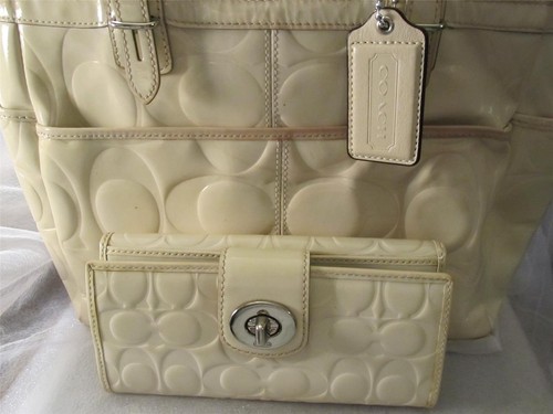 Bolso de mano Coach crema blanco en relieve y billetera con cerradura de mano con cerradura de mano al por menor $580 - Imagen 5 de 12