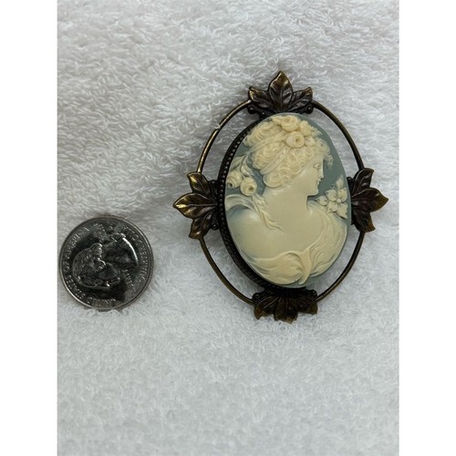 Vintage Victorian  Cameo Brooch Pin Floral Theme Women's Jewelry - Picture 3 of 4