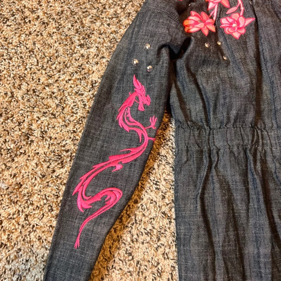 Mono Disney Dragón y Floral Bordado Denim Look Mameluco Talla 9/10 Foto 3 de 4