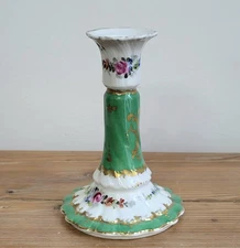 Bougeoir en Porcelaine décor Vert Fleurs Polychromes et Dorures Signé GL 15 cm