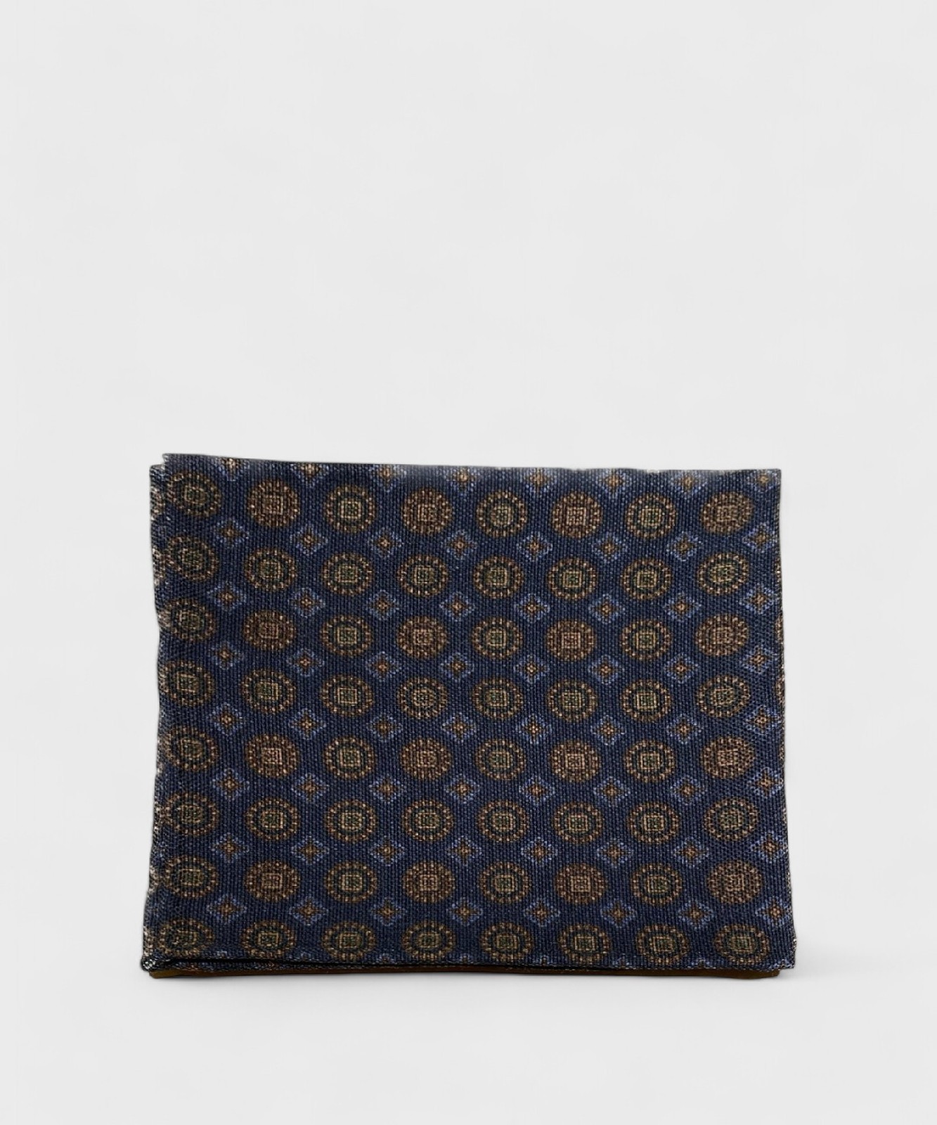 Аркури изучает пространство и время, собирает геометрические фигуры в Дункельблау I23459