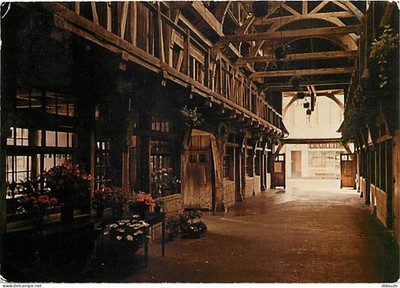 Postcard - 76 - Etretat - Small shops and old market frame - F
