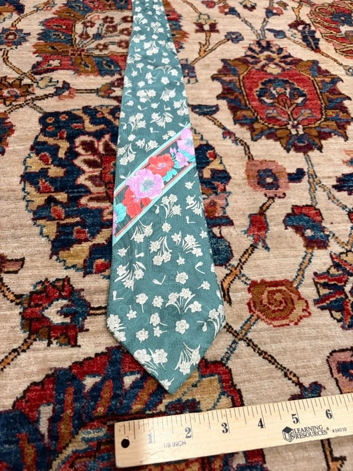 Corbata de Seda Leonard Paris Verde Salvia Floral con Detalle Rosa Azul Hecha en Italia Foto 3 de 4