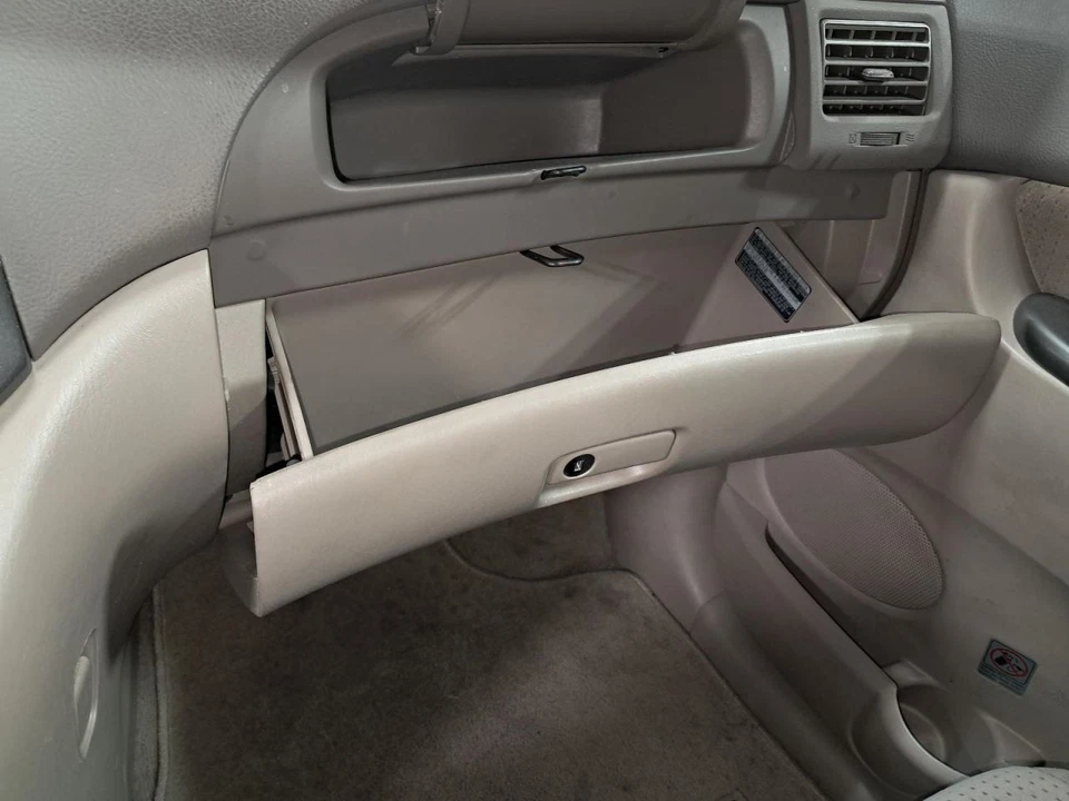 2010 Toyota Sienna Used Lower 4DR Tan Glove Box Door OEM 260.TO1410 Foto 2 de 4