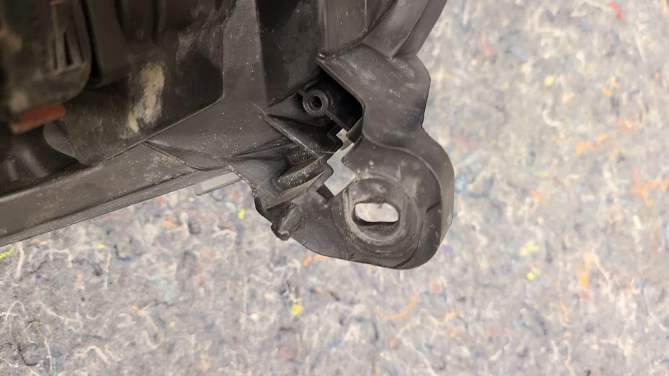 2008-2009 Saturn Astra Driver Side Headlight  Light Lamp 08 & 09 - Image 4 of 4